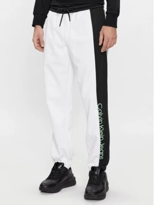 Zdjęcie produktu Calvin Klein Jeans Spodnie dresowe J30J324052 Biały Regular Fit