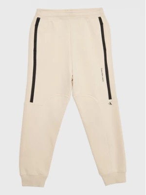Zdjęcie produktu Calvin Klein Jeans Spodnie dresowe Seaming Skater IB0IB01506 Beżowy Regular Fit