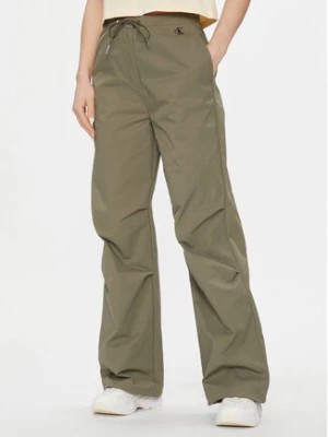 Zdjęcie produktu Calvin Klein Jeans Spodnie materiałowe Parachute Pant J20J222609 Khaki Regular Fit
