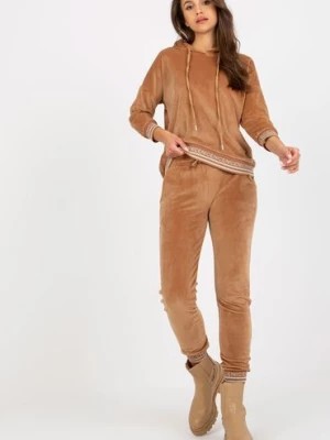 Zdjęcie produktu Camelowy miękki komplet welurowy ze spodniami RELEVANCE