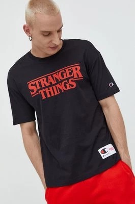 Zdjęcie produktu Champion t-shirt bawełniany xStranger Things kolor czarny z nadrukiem
