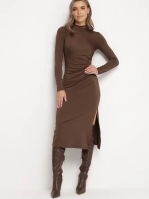 Zdjęcie produktu Ciemnobrązowa Taliowana Sukienka Midi z Półgolfem i Marszczeniem Abigiana