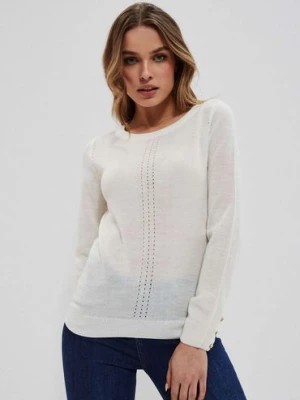 Zdjęcie produktu Cienki biały sweter damski z ażurowym zdobieniem Moodo