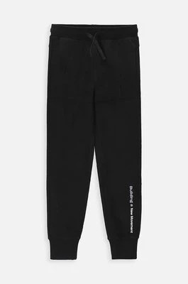 Zdjęcie produktu Coccodrillo spodnie dresowe dziecięce kolor czarny gładkie
