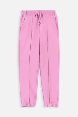 Zdjęcie produktu Coccodrillo spodnie dresowe dziecięce kolor różowy z nadrukiem