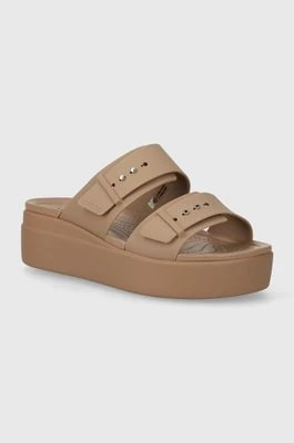 Zdjęcie produktu Crocs klapki Brooklyn Low Wedge Sandal damskie kolor brązowy na platformie 207431