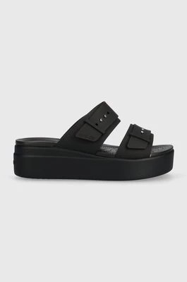 Zdjęcie produktu Crocs klapki Brooklyn Low Wedge Sandal damskie kolor czarny na platformie 208728