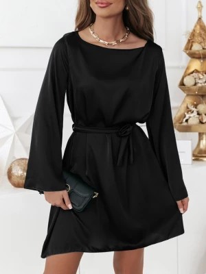 Zdjęcie produktu Czarna atłasowa sukienka z paskiem Oceniaa - czarny Pakuten