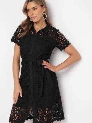 Zdjęcie produktu Czarna Ażurowa Sukienka Koszulowa Midi z Wiązanym Paskiem Pamy