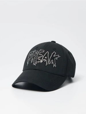 Zdjęcie produktu Czarna czapka z daszkiem i napisem Freak z dżetów House