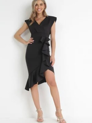 Zdjęcie produktu Czarna Kopertowa Sukienka Midi z Asymetrycznym Dołem z Falbanką Sarane