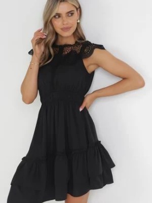 Zdjęcie produktu Czarna Koronkowa Sukienka Mini z Gumką w Pasie i Falbanką Difro