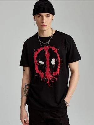 Zdjęcie produktu Czarna koszulka z nadrukiem Deadpool House