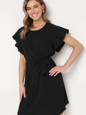 Zdjęcie produktu Czarna Mini Sukienka Rozkloszowana z Paskiem w Talii i Ozdobnym Rękawem Allairi