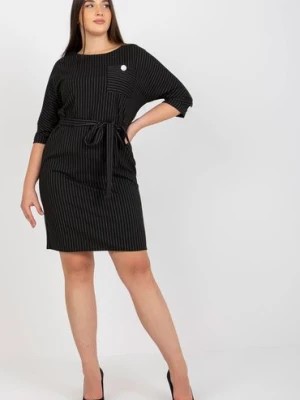 Zdjęcie produktu Czarna ołówkowa sukienka plus size w paski z wiązaniem