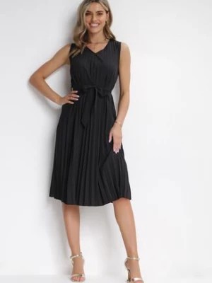 Zdjęcie produktu Czarna Plisowana Sukienka Midi z Rozkloszowanym Dołem i Materiałowym Paskiem Katinka