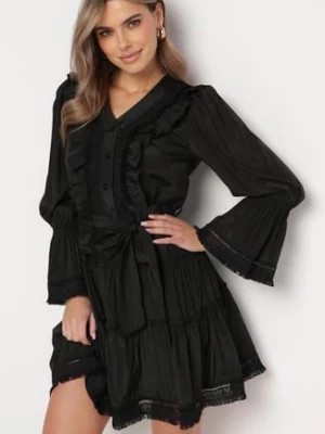 Zdjęcie produktu Czarna Rozkloszowana Mini Sukienka z Ozdobnymi Falbanami Guzikami i Materiałowym Paskiem w Talii Miorma