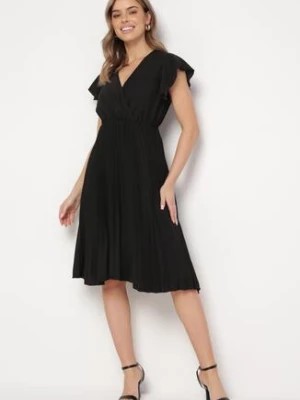 Zdjęcie produktu Czarna Rozkloszowana Sukienka Midi z Kopertową Górą i Plisowanym Dołem Alissu
