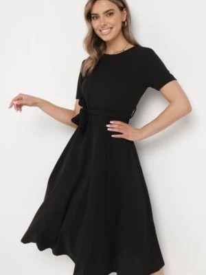 Zdjęcie produktu Czarna Rozkloszowana Sukienka Midi z Materiałowym Paskiem Marjoni