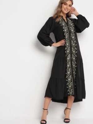 Zdjęcie produktu Czarna Rozkloszowana Sukienka Midi z Ozdobnymi Haftami i Falbankami Polyra