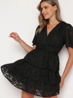 Zdjęcie produktu Czarna Rozkloszowana Sukienka z Trójkątnym Dekoltem z Gumką w Pasie i Falbankami Crapia