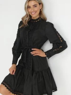 Zdjęcie produktu Czarna Sukienka Midi ze Stójką Perłowymi Guzikami i Wiązanym Paskiem Fenya