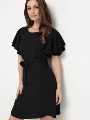Zdjęcie produktu Czarna Sukienka Mini z Krótkim Rękawem Rozkloszowana z Paskiem i Falbanami na Rękawie Silvaina