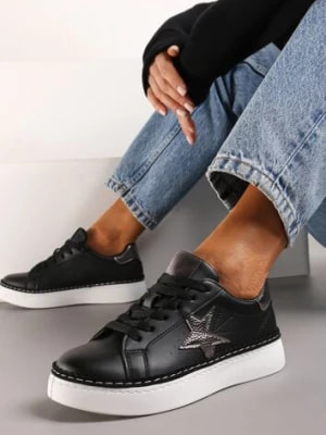 Zdjęcie produktu Czarne Płaskie Sneakersy ze Sznurowaniem i Metalicznymi Wykończeniami Delulla