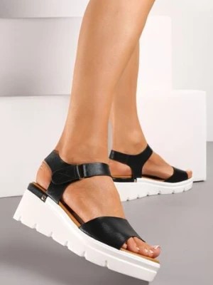 Zdjęcie produktu Czarne Sandały na Koturnie z Bieżnikiem i Lekko Metalicznymi Paseczkami Arpiea