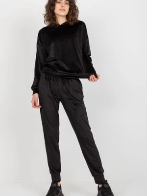 Zdjęcie produktu Czarny damski
komplet welurowy ze spodniami i
bluzą Lakerta