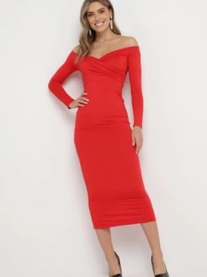 Zdjęcie produktu Czerwona Dopasowana Sukienka Midi z Odkrytymi Ramionami i Kopertowym Dekoltem Brisanna