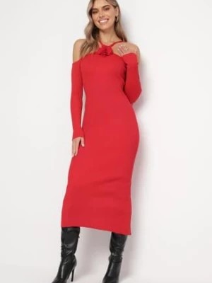 Zdjęcie produktu Czerwona Dopasowana Sukienka Midi z Odsłoniętymi Ramionami i Ozdobnym Kwiatem Vorella