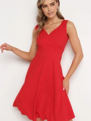 Zdjęcie produktu Czerwona Koktajlowa Sukienka na Ramiączkach z Kopertowym Dekoltem i Falbanką Omemia