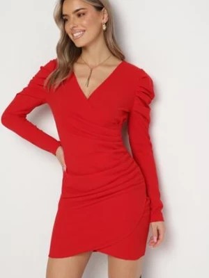 Zdjęcie produktu Czerwona Mini Dopasowana Sukienka z Kopertowym Dekoltem i Asymetryczną Zakładką Omiura