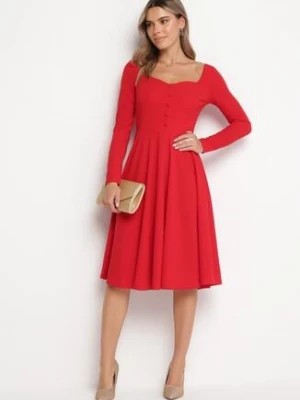 Zdjęcie produktu Czerwona Rozkloszowana Sukienka Midi z Ozdobnymi Guzikami Aramita