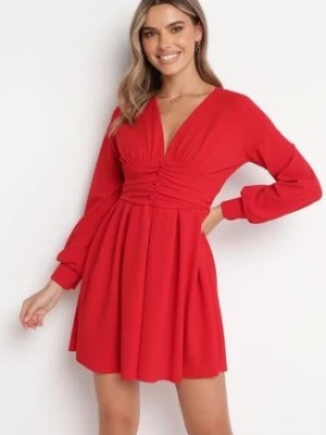 Zdjęcie produktu Czerwona Rozkloszowana Sukienka Mini z Głębokim Dekoltem Ozdobiona Marszczeniem i Guzikami Jerikan