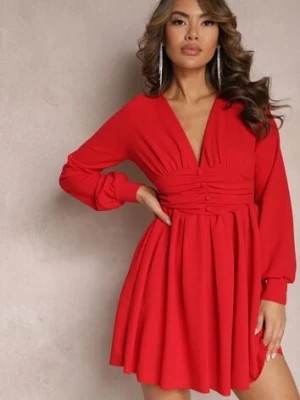 Zdjęcie produktu Czerwona Sukienka Mini z Trójkątnym Dekoltem i Marszczoną Talią Ozdobiona Guzikami Bulwina