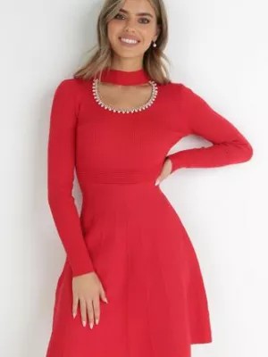 Zdjęcie produktu Czerwona Sukienka z Wycięciem przy Dekolcie z Cyrkoniami i Perłami Vari