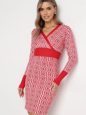 Zdjęcie produktu Czerwona Sweterkowa Dopasowana Sukienka Mini w Geometryczny Wzór z Kopertowym Dekoltem Mustella