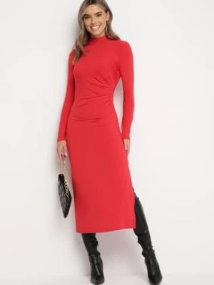 Zdjęcie produktu Czerwona Taliowana Sukienka Midi z Półgolfem i Marszczeniem Abigiana