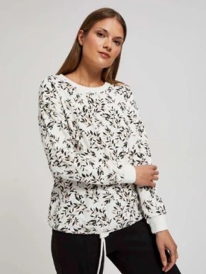 Zdjęcie produktu Damska bluza nierozpinana biała z nadrukiem drobrnych liści Moodo