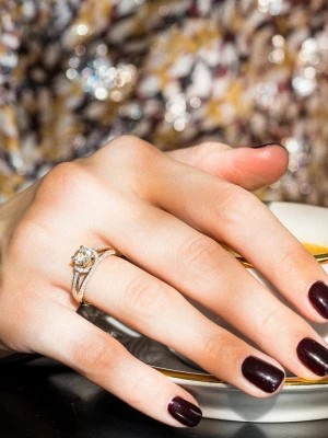 Zdjęcie produktu DIAMOND & CO Złoty pierścionek "Mackay" z diamentami rozmiar: 54