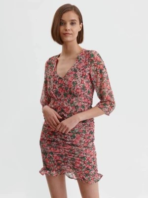 Zdjęcie produktu Dopasowana sukienka w róże z marszczeniami z przodu TOP SECRET