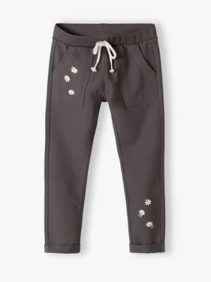 Zdjęcie produktu Dzianinowe spodnie dziewczęce - szare z ozdobnymi kwiatkami 5.10.15.