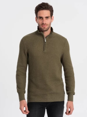 Zdjęcie produktu Dzianinowy sweter męski z rozpinaną stójką - oliwkowy V6 OM-SWZS-0105
 -                                    XL