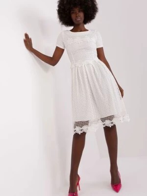 Zdjęcie produktu Ecru ażurowa sukienka koktajlowa z krótkim rękawem Lakerta
