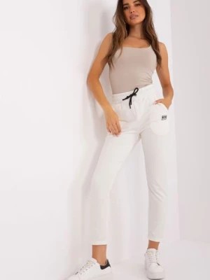 Zdjęcie produktu Ecru spodnie dresowe z wiązaniem i kieszeniami RELEVANCE