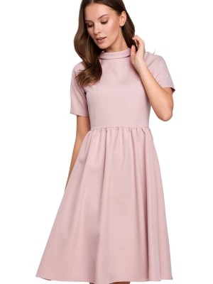 Zdjęcie produktu Elegancka rozkloszowana sukienka z wywiniętą stójką Sukienki.shop