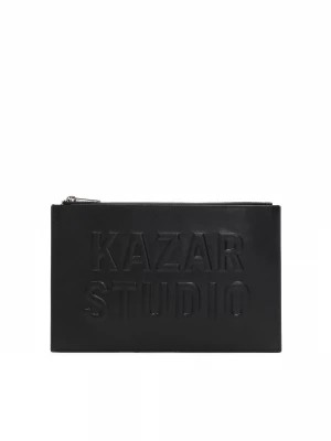 Zdjęcie produktu Elegancka saszetka do ręki z tłoczonym logo Kazar