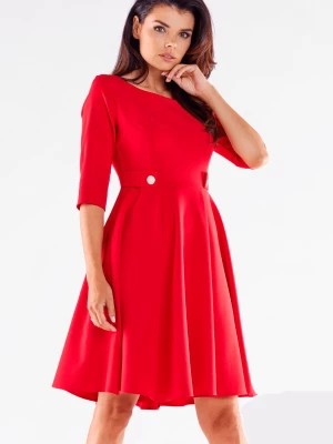 Zdjęcie produktu Elegancka sukienka rozkloszowana z ozdobnymi guzikami czerwona awama